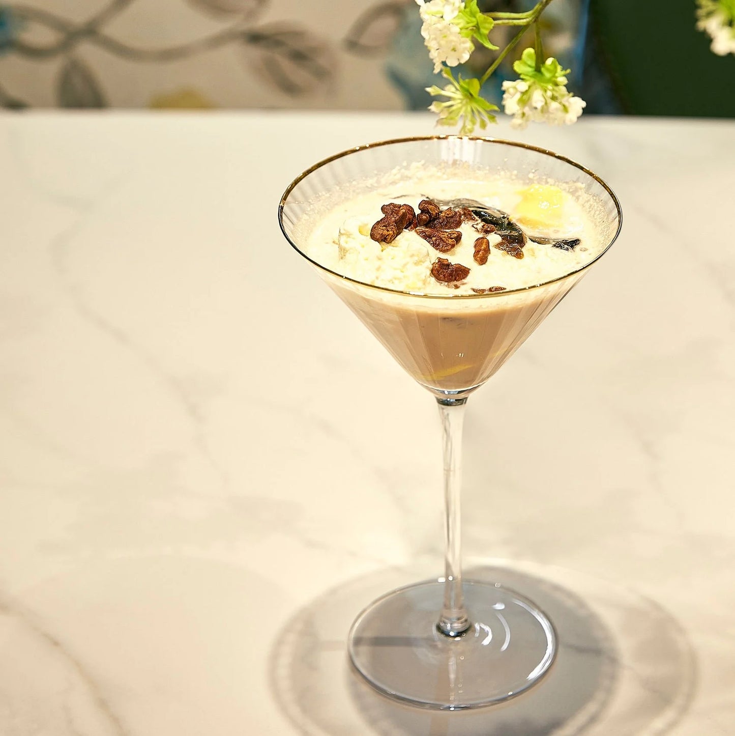 The Wine Savant Gold Rim Glasses 10 oz, Set of 4 Gold Rim Classic Manhattan Glasses For Martini, Cocktails, Champagne, Water & Wine - Classic Coupes Gilded Rimed, Crystal with Stems, Coupe